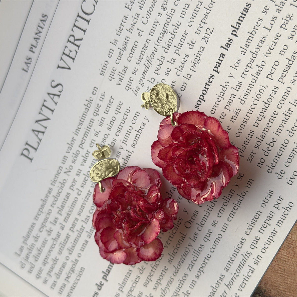 Pendientes Clavel Júpiter con botón martillado dorado, detalle