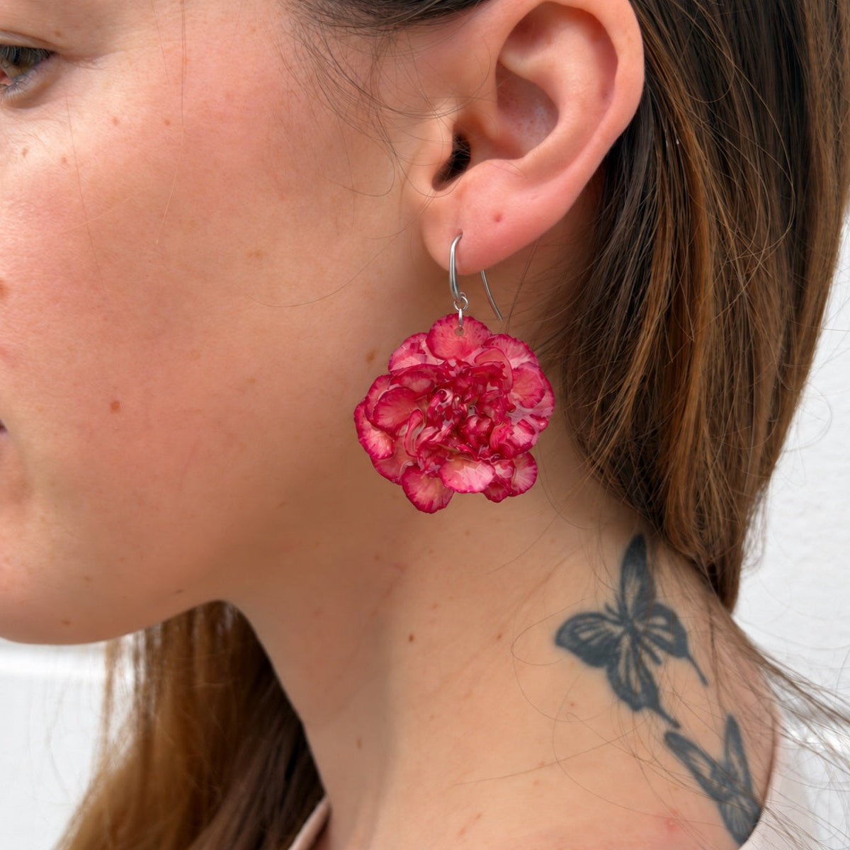 Pendientes Clavel Júpiter puestos, con anzuelo plateado